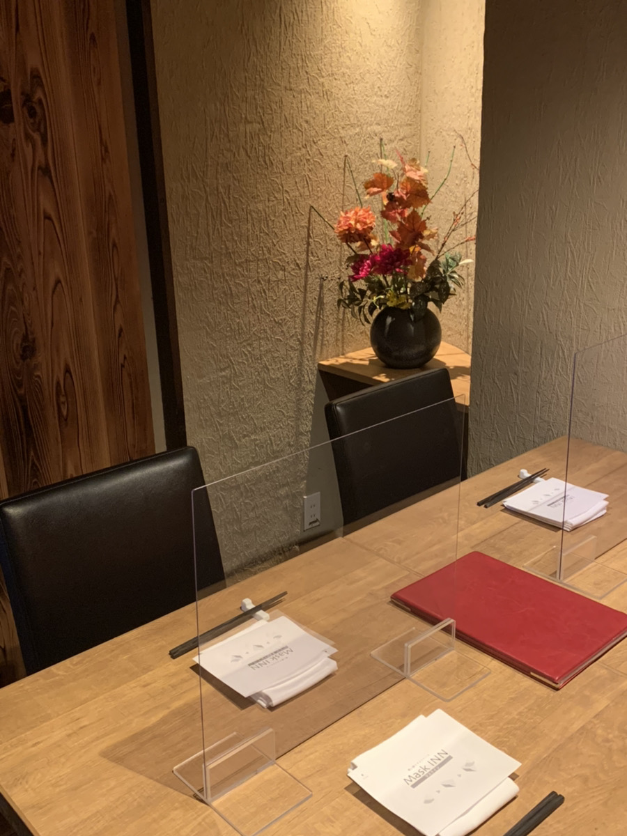 品川でディナーをするなら【円居 -MADOy- 品川高輪】へ。アクリル板を設置したお席でお食事を楽しめます。