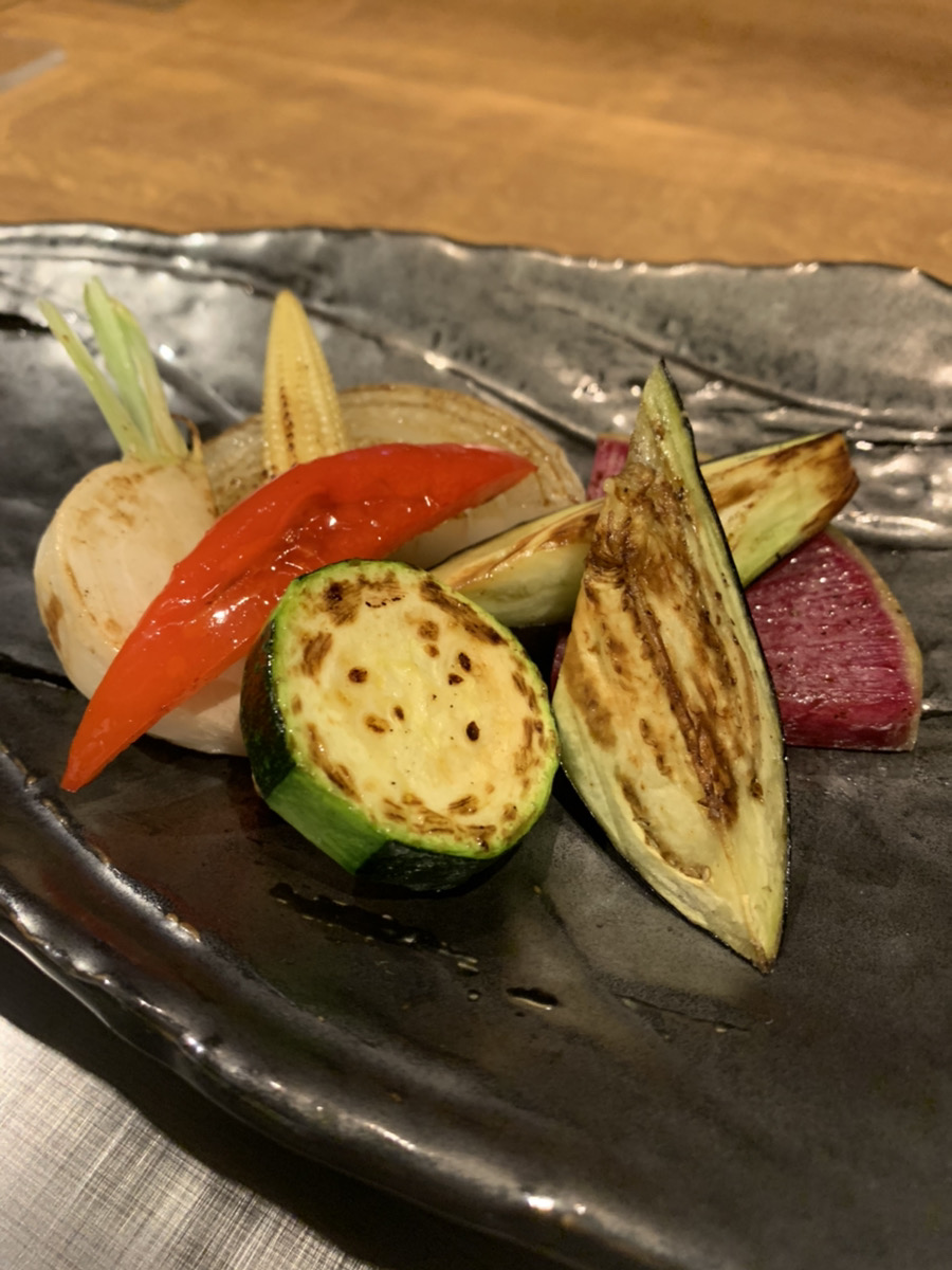 【円居 -MADOy- 品川高輪】で味わえる、ディナーの前菜におすすめな「野菜の鉄板焼き」