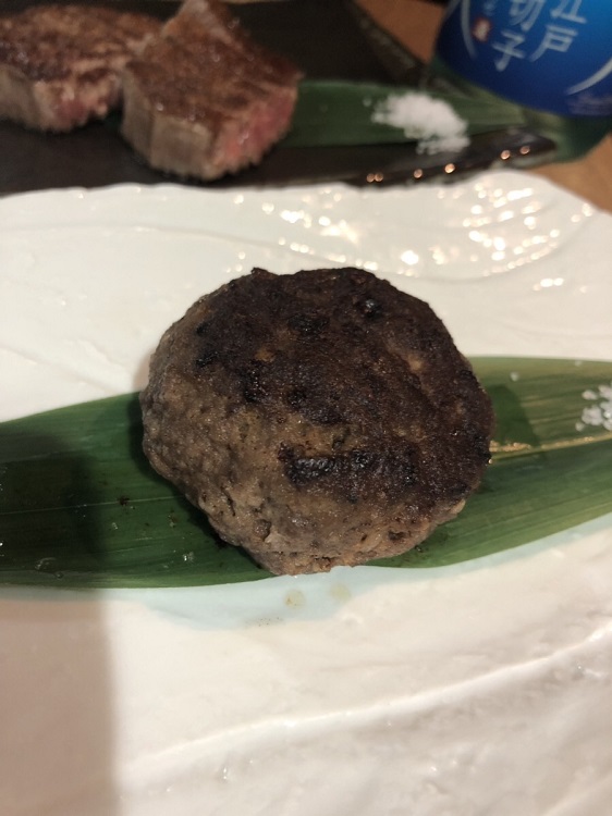 川崎の鉄板焼き料理店［円居］の黒毛和牛ハンバーグ