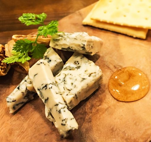 立川駅1分、本格パスタが美味しいイタリアン＆スパニッシュのお店『CANTINA 立川店』でいただけるチーズ、〈ブルーチーズ〉にクラッカーを木製プレートの上に盛り付けた画像