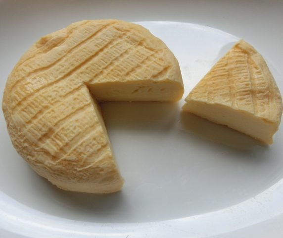 立川駅1分、本格パスタが美味しいイタリアン＆スパニッシュのお店『CANTINA 立川店』でいただけるチーズ、〈ウォッシュチーズ〉がカッティングされた画像