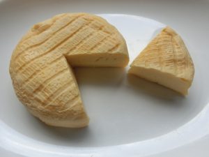 立川駅1分、本格パスタが美味しいイタリアン＆スパニッシュのお店『CANTINA 立川店』でいただけるイタリア生まれのチーズ、〈ウォッシュチーズ〉がカッティングされた画像