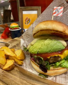 京都駅近くにある肉カフェ「NICK STOCK イオンモールKYOTO店」で提供する『ハンバーガー』のイメージ画像