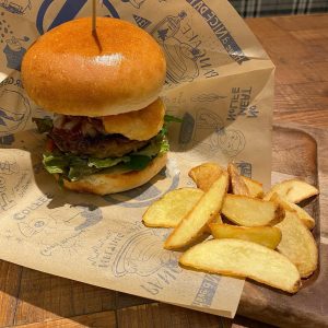 京都駅近くにある肉カフェ「NICK STOCK イオンモールKYOTO店」で提供する『ハンバーガー』＆『フライドポテト』のイメージ画像