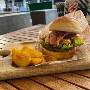 京都駅近くにある肉カフェ「NICK STOCK イオンモールKYOTO店」で提供する『ハンバーガー』＆『フライドポテト』のイメージ画像