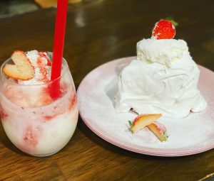 京都駅近くにある肉カフェ「NICK STOCK イオンモールKYOTO店」で提供する『いちごのスムージー』＆『とろける苺のショートケーキ』のイメージ画像