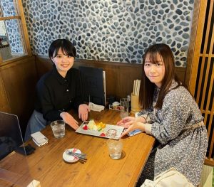 肉天ぷら、寿司、刺身などの和食とともに厳選地酒が楽しめる「酒と肉天ぷら 勝天-KYOTO GATTEN- 先斗町本店」にてお祝いをしたお客様の記念写真