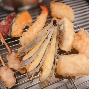 肉天ぷら、寿司、刺身などの和食とともに厳選地酒が楽しめる「酒と肉天ぷら 勝天-KYOTO GATTEN- 先斗町本店」で提供する天ぷらのイメージ写真