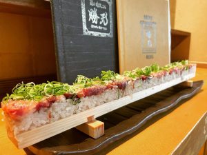 肉天ぷら、寿司、刺身などの和食とともに厳選地酒が楽しめる「酒と肉天ぷら 勝天-KYOTO GATTEN- 先斗町本店」で提供する寿司のイメージ写真