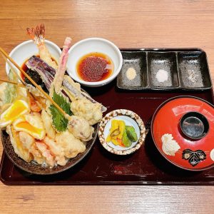 肉天ぷら、寿司、刺身などの和食とともに厳選地酒が楽しめる「酒と肉天ぷら 勝天-KYOTO GATTEN- 先斗町本店」で提供する天ぷらのイメージ写真
