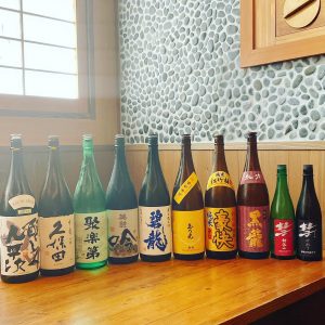 肉天ぷら、寿司、刺身などの和食とともに厳選地酒が楽しめる「酒と肉天ぷら 勝天-KYOTO GATTEN- 先斗町本店」で提供する地酒のイメージ写真
