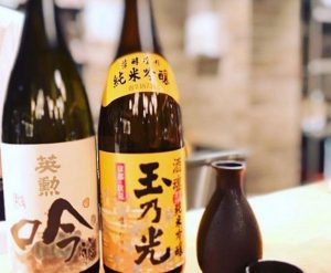 肉天ぷら、寿司、刺身などの和食とともに厳選地酒が楽しめる「酒と肉天ぷら 勝天-KYOTO GATTEN- 先斗町本店」で提供するお酒のイメージ写真