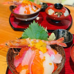 肉天ぷら、寿司、刺身などの和食とともに厳選地酒が楽しめる「酒と肉天ぷら 勝天-KYOTO GATTEN- 先斗町本店」で提供する海鮮丼のイメージ写真