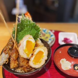 肉天ぷら、寿司、刺身などの和食とともに厳選地酒が楽しめる「酒と肉天ぷら 勝天-KYOTO GATTEN- 先斗町本店」で提供する丼のイメージ写真