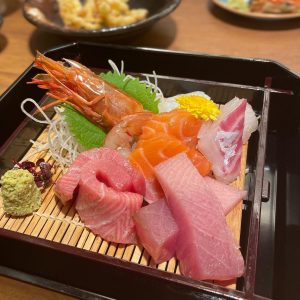 肉天ぷら、寿司、刺身などの和食とともに厳選地酒が楽しめる「酒と肉天ぷら 勝天-KYOTO GATTEN- 先斗町本店」で提供する刺身のイメージ写真
