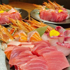 肉天ぷら、寿司、刺身などの和食とともに厳選地酒が楽しめる「酒と肉天ぷら 勝天-KYOTO GATTEN- 先斗町本店」で提供する刺身のイメージ写真