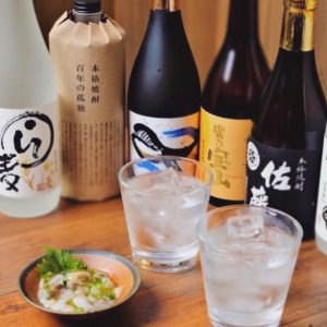 肉天ぷら、寿司、刺身などの和食とともに厳選地酒が楽しめる「酒と肉天ぷら 勝天-KYOTO GATTEN- 先斗町本店」で提供するおつまみと日本酒のイメージ画像