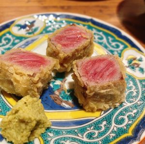 肉天ぷら、寿司、刺身などの和食とともに厳選地酒が楽しめる「酒と肉天ぷら 勝天-KYOTO GATTEN- 先斗町本店」で提供する肉天ぷらのイメージ写真