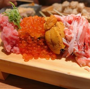 肉天ぷら、寿司、刺身などの和食とともに厳選地酒が楽しめる「酒と肉天ぷら 勝天-KYOTO GATTEN- 先斗町本店」で提供する【特選のっけこぼれ寿司】の写真