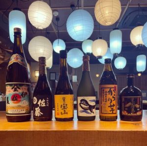 肉天ぷら、寿司、刺身などの和食とともに厳選地酒が楽しめる「酒と肉天ぷら 勝天-KYOTO GATTEN- 先斗町本店」で提供する日本酒のイメージ写真