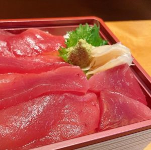 肉天ぷら、寿司、刺身などの和食とともに厳選地酒が楽しめる「酒と肉天ぷら 勝天-KYOTO GATTEN- 先斗町本店」にてテイクアウト提供している海鮮丼の写真