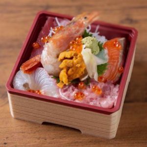 肉天ぷら、寿司、刺身などの和食とともに厳選地酒が楽しめる「酒と肉天ぷら 勝天-KYOTO GATTEN- 先斗町本店」にてテイクアウト提供している海鮮丼の写真