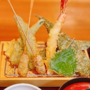 肉天ぷら、寿司、刺身などの和食とともに厳選地酒が楽しめる「酒と肉天ぷら 勝天-KYOTO GATTEN- 先斗町本店」で提供する天ぷらの写真