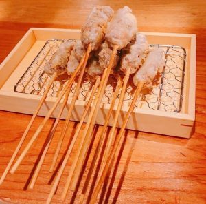 肉天ぷら、寿司、刺身などの和食とともに厳選地酒が楽しめる「酒と肉天ぷら 勝天-KYOTO GATTEN- 先斗町本店」で提供する【勝天串】の写真