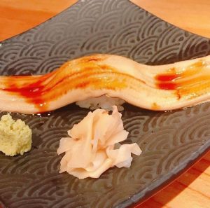 肉天ぷら、寿司、刺身などの和食とともに厳選地酒が楽しめる「酒と肉天ぷら 勝天-KYOTO GATTEN- 先斗町本店」で提供する【穴子一本寿司】の写真