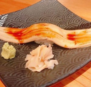 肉天ぷら、寿司、刺身などの和食とともに厳選地酒が楽しめる「酒と肉天ぷら 勝天-KYOTO GATTEN- 先斗町本店」で提供する【穴子一本寿司】の写真