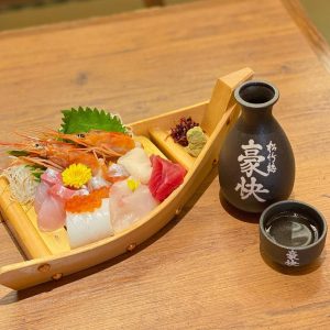肉天ぷら、寿司、刺身などの和食とともに厳選地酒が楽しめる「酒と肉天ぷら 勝天-KYOTO GATTEN- 先斗町本店」で提供する『船盛り』のイメージ写真