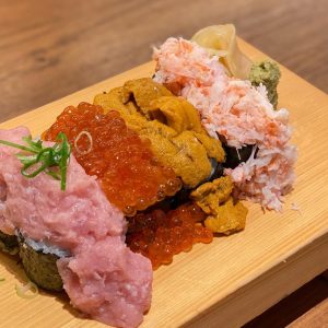 肉天ぷら、寿司、刺身などの和食とともに厳選地酒が楽しめる「酒と肉天ぷら 勝天-KYOTO GATTEN- 先斗町本店」で提供する『特選のっけこぼれ寿司』のイメージ写真