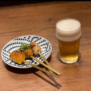 肉天ぷら、寿司、刺身などの和食とともに厳選地酒が楽しめる「酒と肉天ぷら 勝天-KYOTO GATTEN- 先斗町本店」で提供する【つくね3本セット】の写真