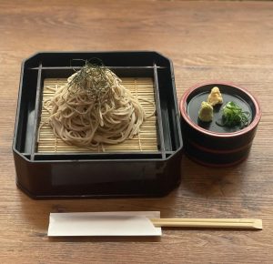 肉天ぷら、寿司、刺身などの和食とともに厳選地酒が楽しめる「酒と肉天ぷら 勝天-KYOTO GATTEN- 先斗町本店」で提供する【おびなたそば】の写真