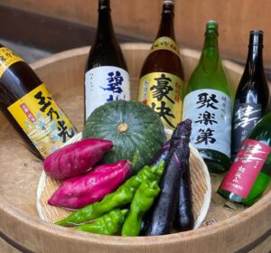 肉天ぷら、寿司、刺身などの和食とともに厳選地酒が楽しめる「酒と肉天ぷら 勝天-KYOTO GATTEN- 先斗町本店」にて提供する野菜天ぷらに使用する新鮮野菜とお酒のイメージ写真