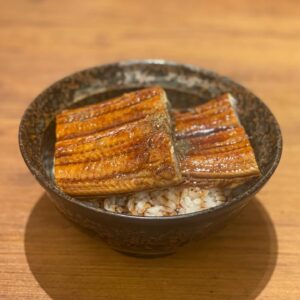 肉天ぷら、寿司、刺身などの和食とともに厳選地酒が楽しめる「酒と肉天ぷら 勝天-KYOTO GATTEN- 先斗町本店」で提供する裏メニュー【鰻丼】の写真
