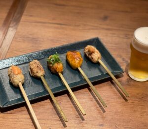 肉天ぷら、寿司、刺身などの和食とともに厳選地酒が楽しめる［酒と肉天ぷら 勝天-KYOTO GATTEN- 先斗町本店］で提供する「つくね5本セット」のイメージ写真