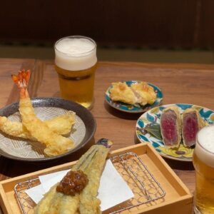 肉天ぷら、寿司、刺身などの和食とともに厳選地酒が楽しめる［酒と肉天ぷら 勝天-KYOTO GATTEN- 先斗町本店］で提供する天ぷらとドリンクのイメージ写真