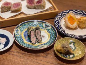 肉天ぷら、寿司、刺身などの和食とともに厳選地酒が楽しめる［酒と肉天ぷら 勝天-KYOTO GATTEN- 先斗町本店］で提供する天ぷらのイメージ写真