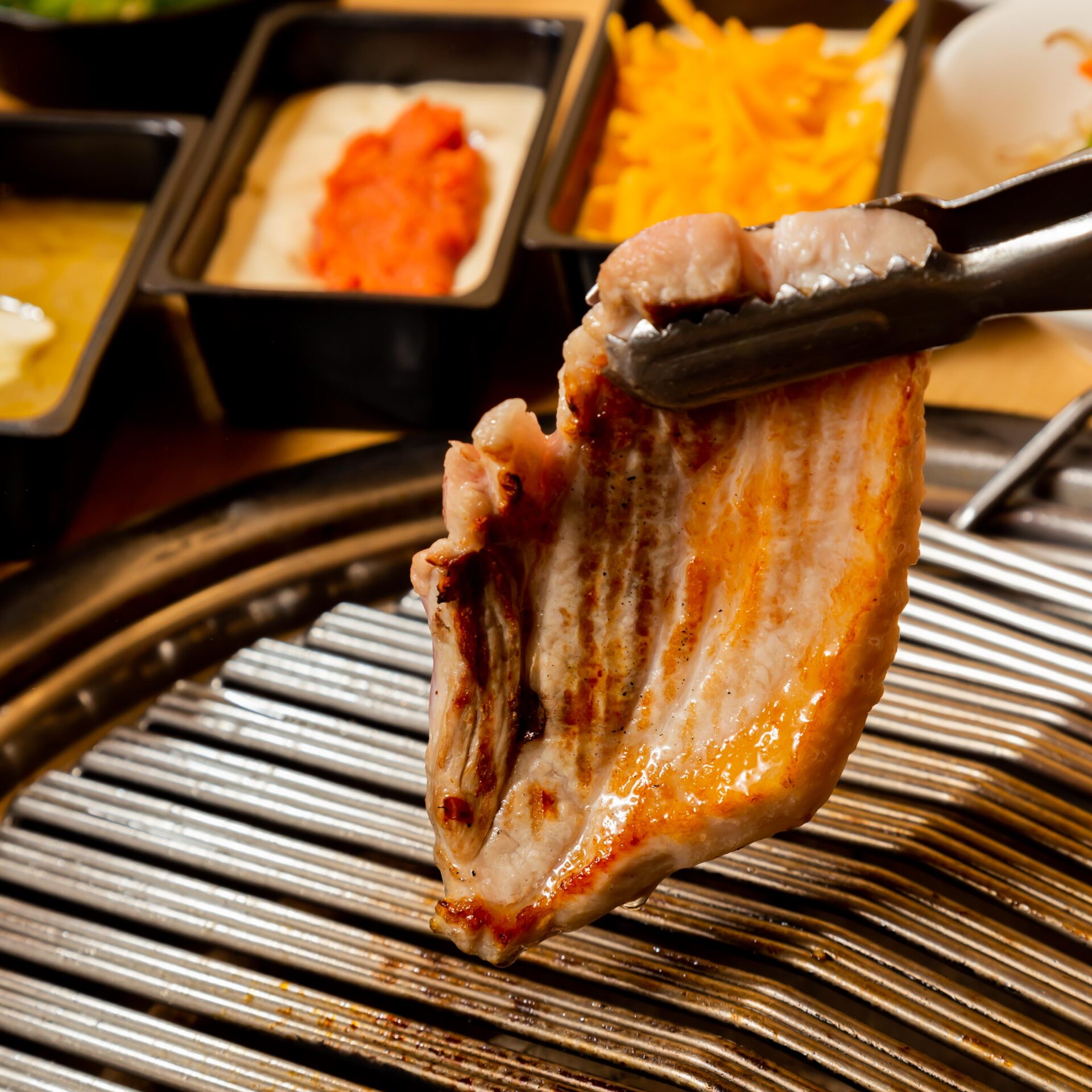 赤坂田町通りにあるサムギョプサルと新鮮野菜が楽しめる「やさい村大地 赤坂田町通り店」の「サムギョプサルのお肉」の画像